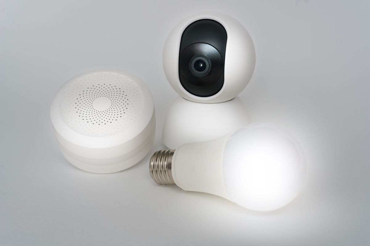 DIY smart home devices: Wi-Fi security camera, hub and smart bulb